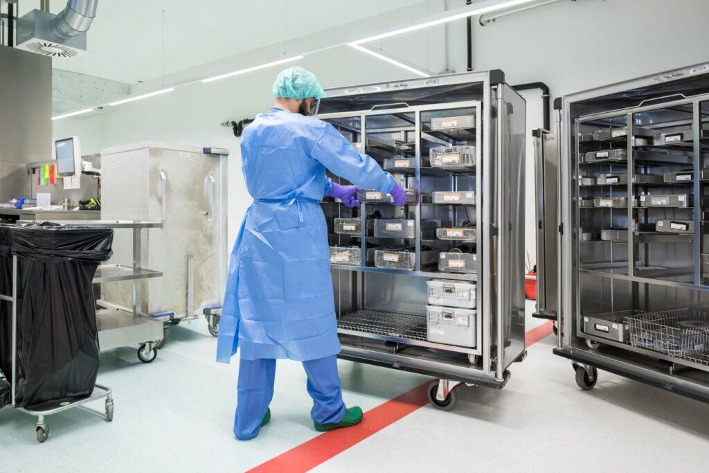 Das stark regulierte Umfeld des Gesundheitswesens birgt viele logistische Herausforderungen, die es zu bewältigen gilt.