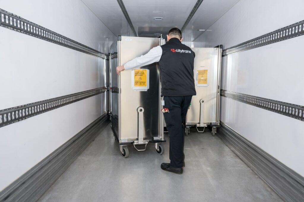 Der professionelle Transport erfordert ein hohes Mass an Fachkenntnissen. Schon der kleinste Fehler beim verlad oder der Sicherung der Sterilgutwagen kann schwerwiegende Folgen haben.