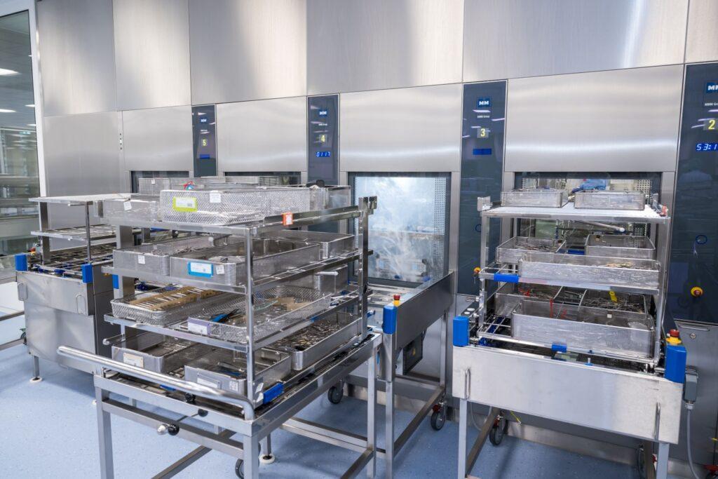 Der Reinigungsprozess der Instrumente ist nicht zu unterschätzen. Nach Ankunft werden sie zuerst in einem Ultraschallbad gereinigt und auf Schäden kontrolliert. Danach werden die Instrumente handverpackt und im Anschluss sterilisiert.