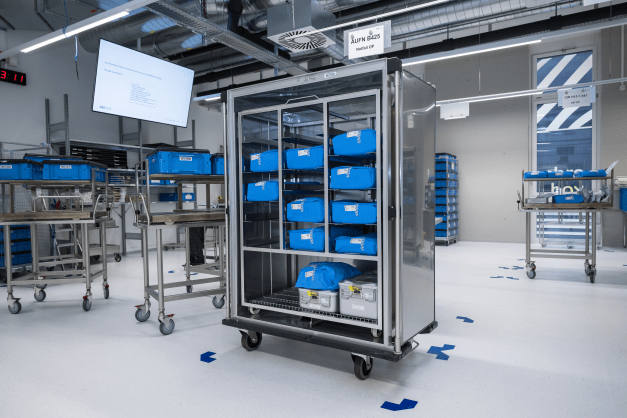 Das in Fliess verpackte, sterile Material ist sehr empfindlich. Sollte es beim Transport Schaden nehmen, muss eine Operation verschoben oder abgesagt werden.